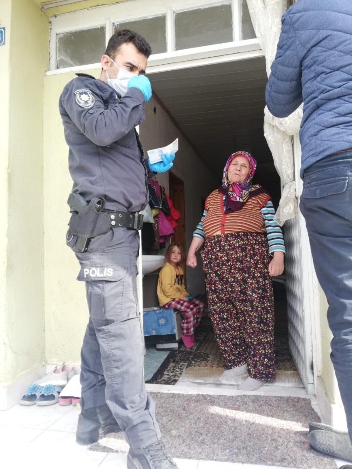 Postacılar ve polis memurları para vermek i&ccedil;in kapı kapı dolaştı