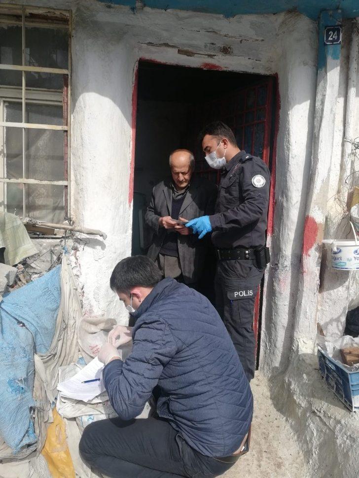 Postacılar ve polis memurları para vermek için kapı kapı dolaştı G4