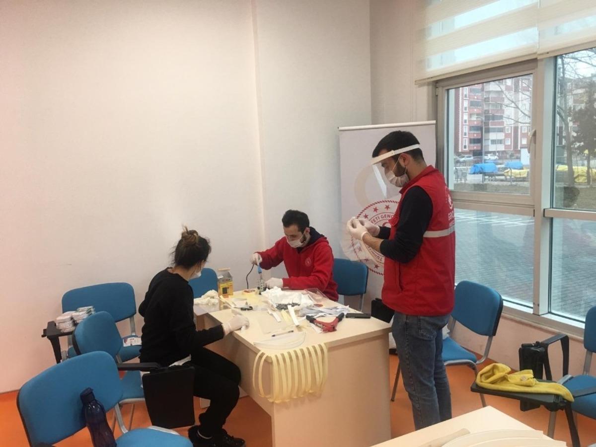 T&uuml;rkeli Gen&ccedil;lik Merkezi maske &uuml;retiyor