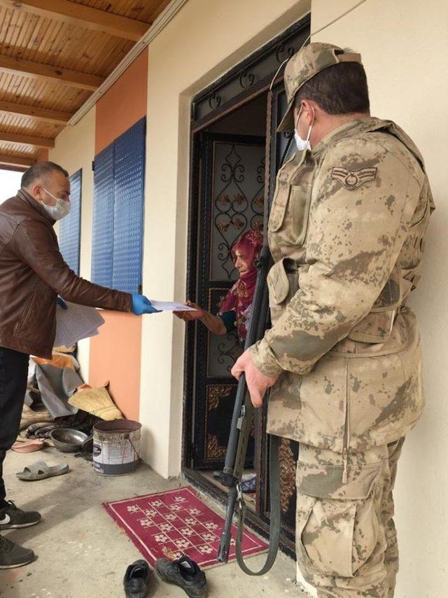 Bayburt’ta sosyal yardım paraları evlere teslim edilmeye başlandı