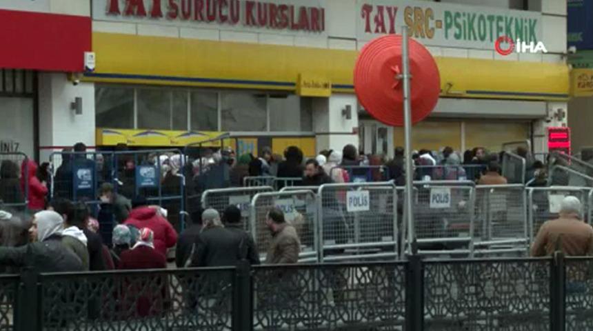 İstanbul Esenyurt'ta kapalı şube &ouml;n&uuml;nde yardım kuyruğu! Akın ettiler