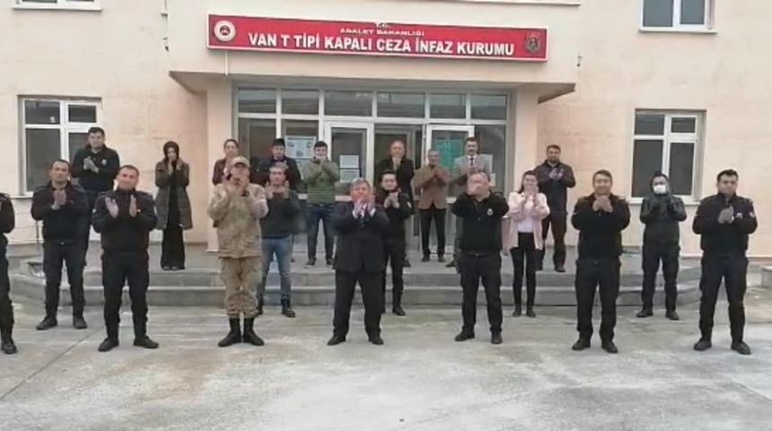İnfaz koruma memurlarından &lsquo;evde kalın&rsquo; &ccedil;ağrısı