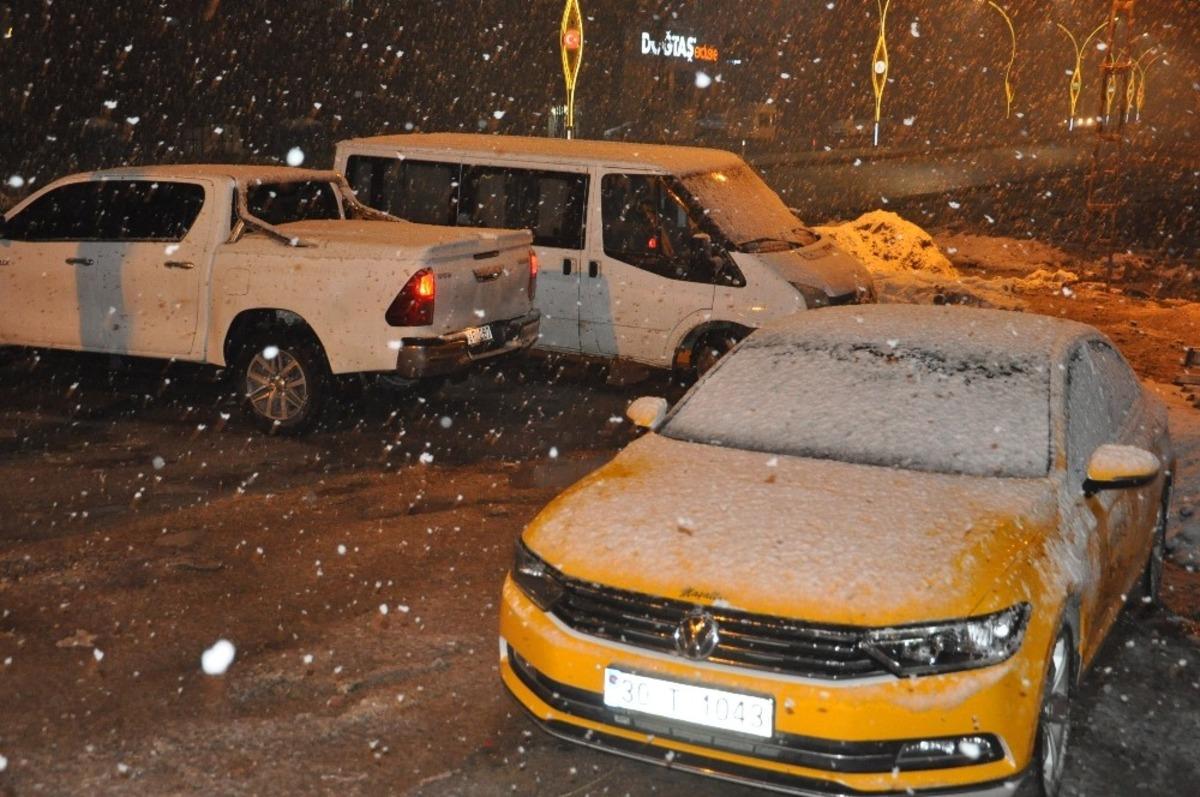 Y&uuml;ksekova&rsquo;da nisan ayında lapa lapa kar yağışı