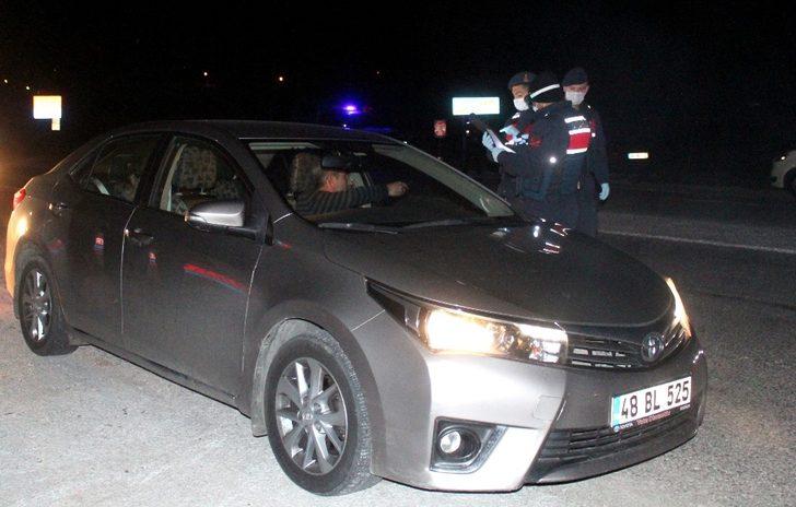 Araçlar Muğla sınırından geri gönderildi G1