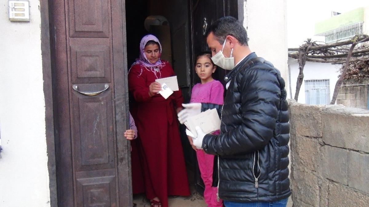 Kızıltepe&rsquo;de sosyal yardım paraları evlerde teslim ediliyor