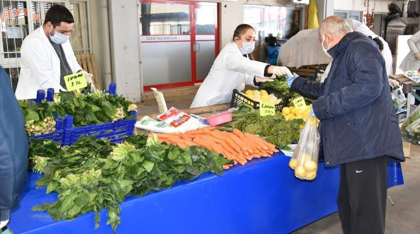 Aliağa Cumartesi Pazarında korona vir&uuml;s &ouml;nlemleri