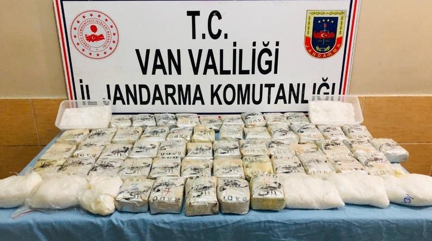 At sırtında 22 kilo eroin ve 8 kilo metamfetamin ele ge&ccedil;irildi