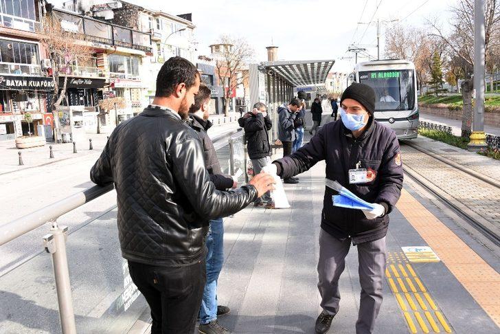 Konya Büyükşehir toplu ulaşımı kullanan yolculara maske dağıttı G2
