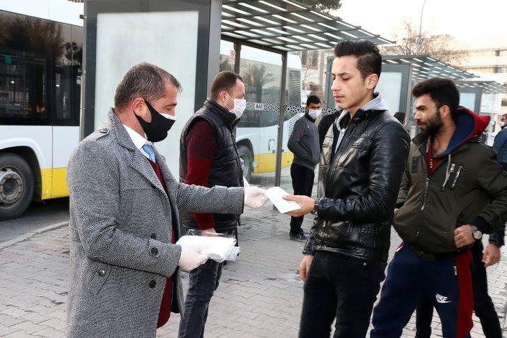 Konya Büyükşehir toplu ulaşımı kullanan yolculara maske dağıttı G3