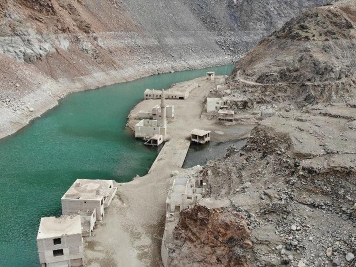 Baraj suları &ccedil;ekildi, tarihi k&ouml;y yeniden ortaya &ccedil;ıktı