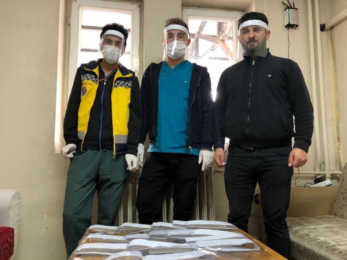 Beyt&uuml;şşebap&rsquo;ta sağlık &ccedil;alışanları i&ccedil;in y&uuml;z koruyucu siper &uuml;retiliyor