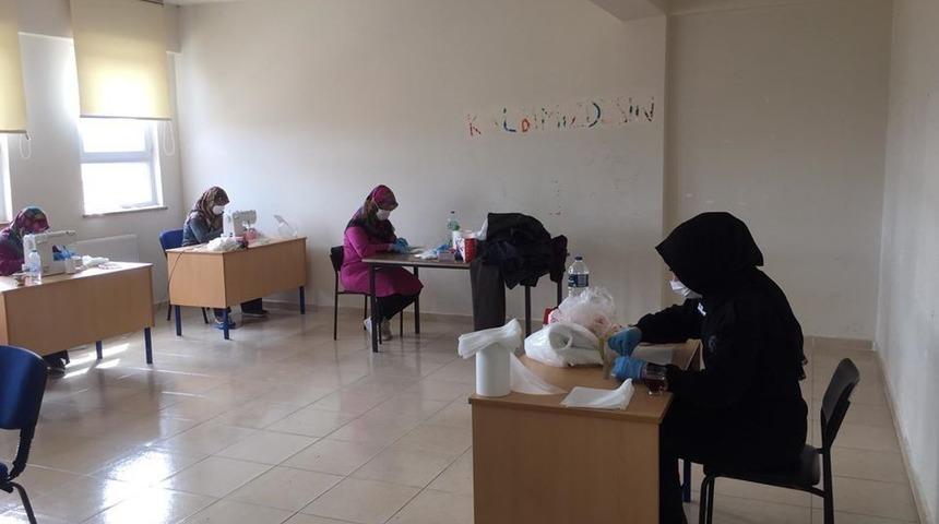 Aslanapa&rsquo;da kadınlar maske &uuml;retiyor