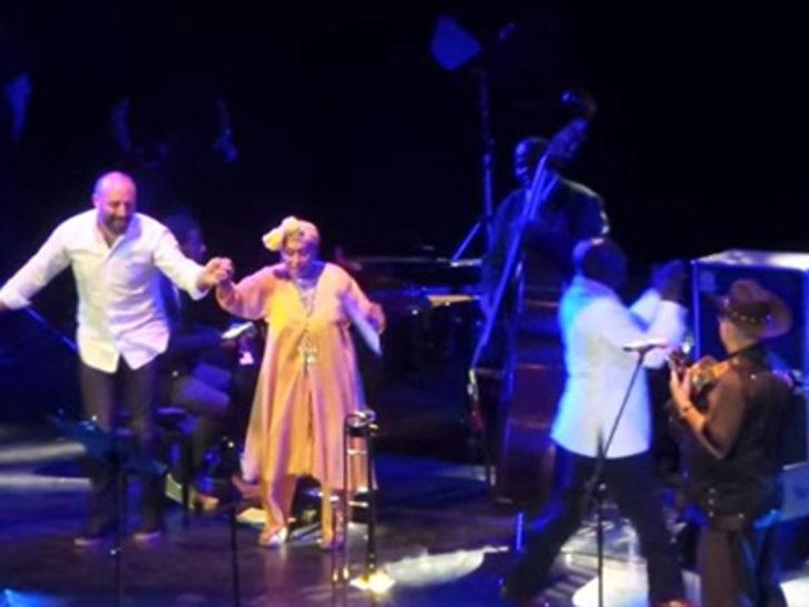 Halit Ergenç sahnede kendini yere attı G2