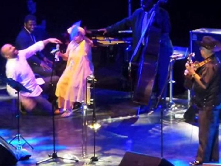 Halit Ergenç sahnede kendini yere attı G3