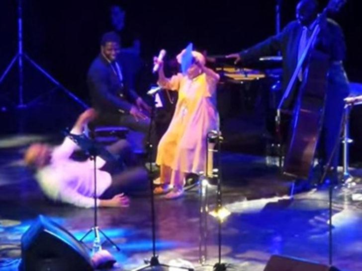 Halit Ergenç sahnede kendini yere attı G4