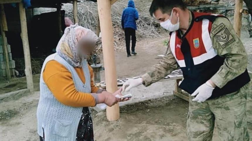 Iğdır&rsquo;da jandarma, vatandaşın sosyal yardım &ouml;demesini evlerinde teslim etti