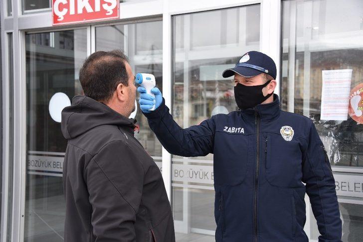Pazara gelen herkesin ateşi ölçüldü G2