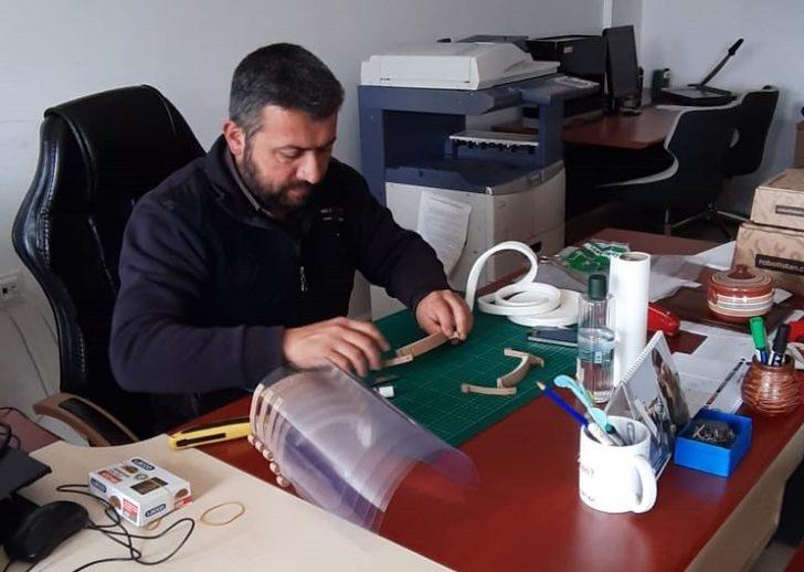 Okulda üretilen yüz koruyucu siperlik maskeler hastane yönetimine teslim edildi G2