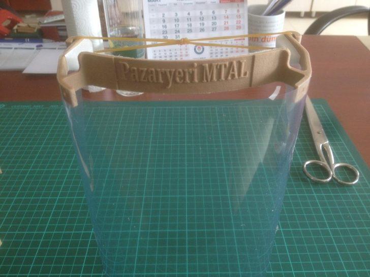 Okulda üretilen yüz koruyucu siperlik maskeler hastane yönetimine teslim edildi G3