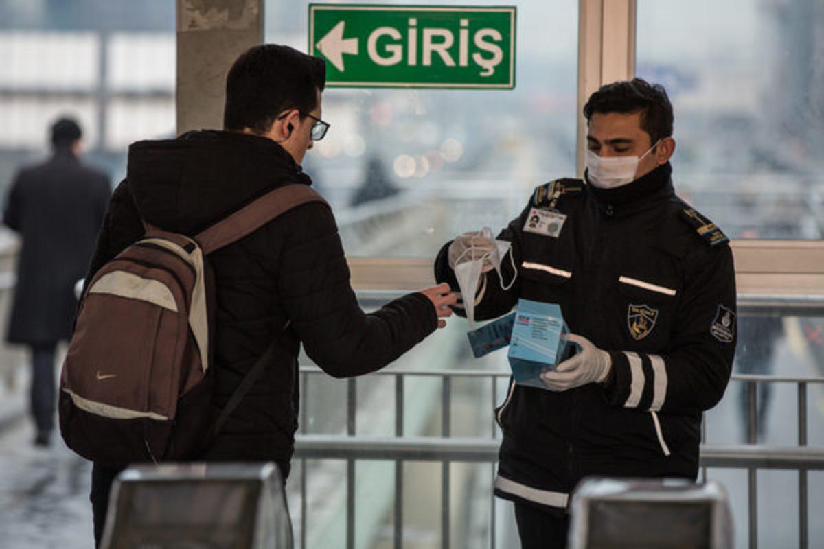 İstanbul'da yolculara &uuml;cretsiz maske dağıtıldı