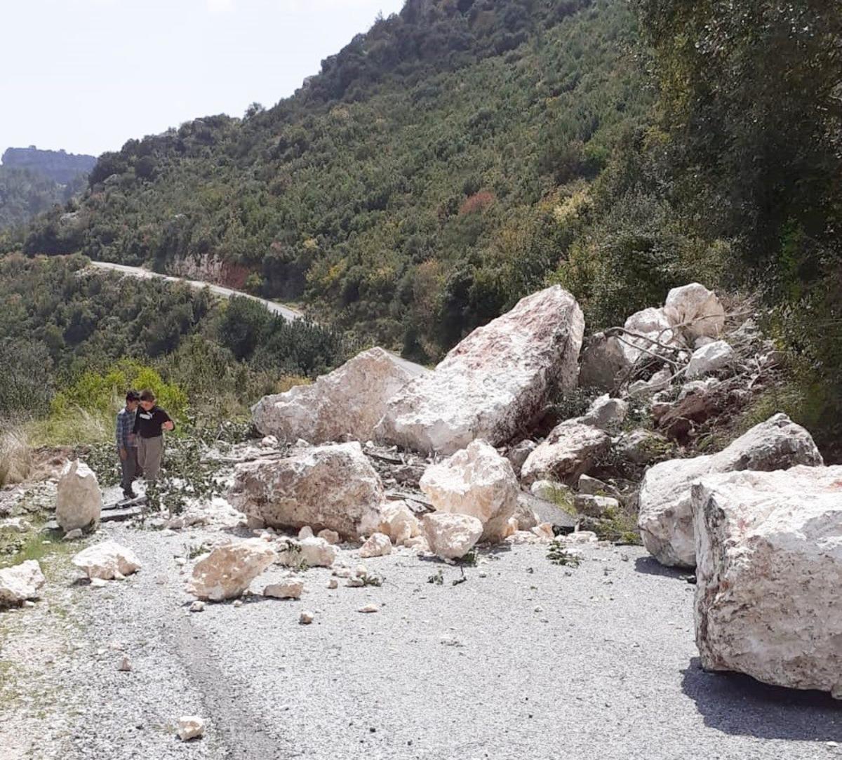 Tarsus&rsquo;ta heyelandan kapanan grup yolu, B&uuml;y&uuml;kşehir Belediyesi ekipleri tarafından a&ccedil;ıldı