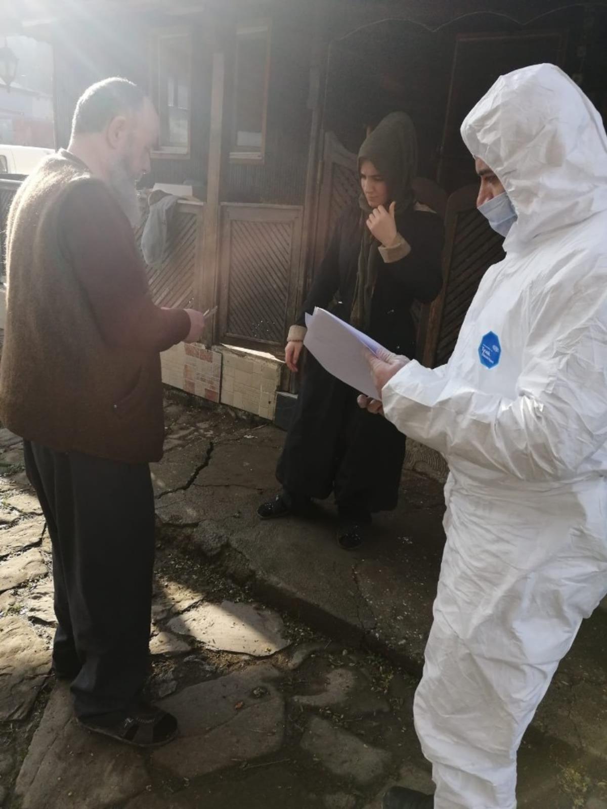 Jandarma ekipleri ihtiya&ccedil; sahiplerinin paralarını evlerine kadar g&ouml;t&uuml;r&uuml;yor