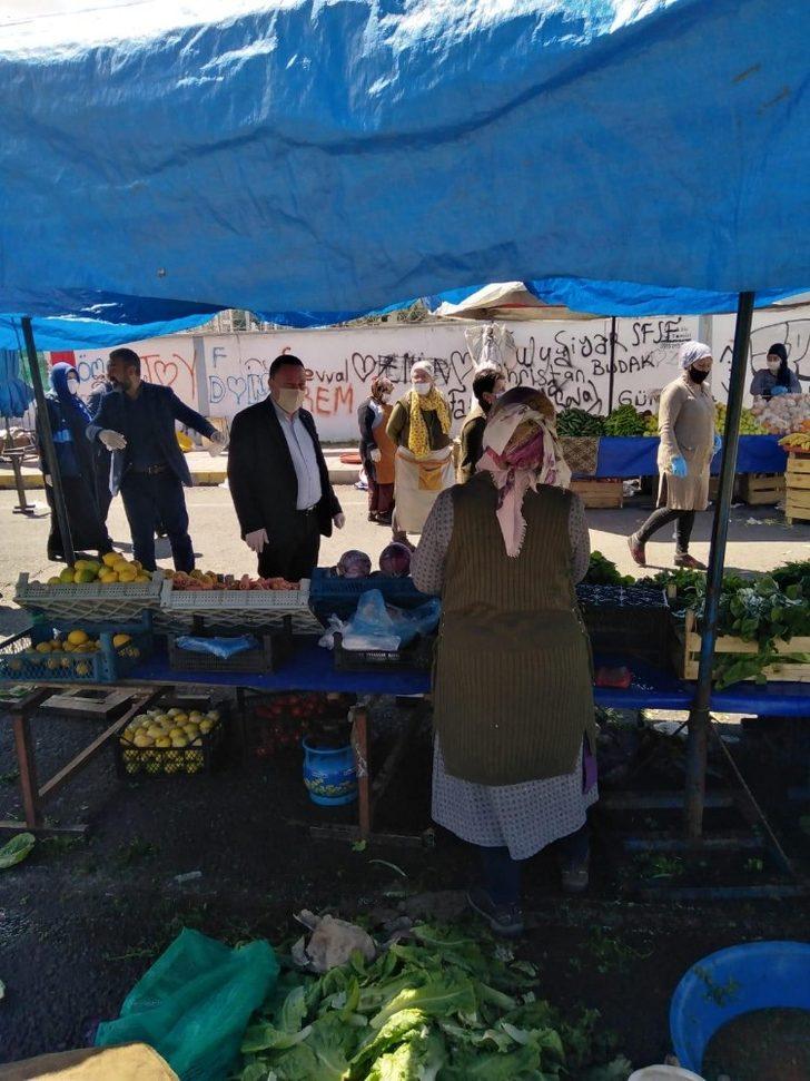 Başkan Beyoğlu semt pazarlarında maske ve eldiven dağıttı G2