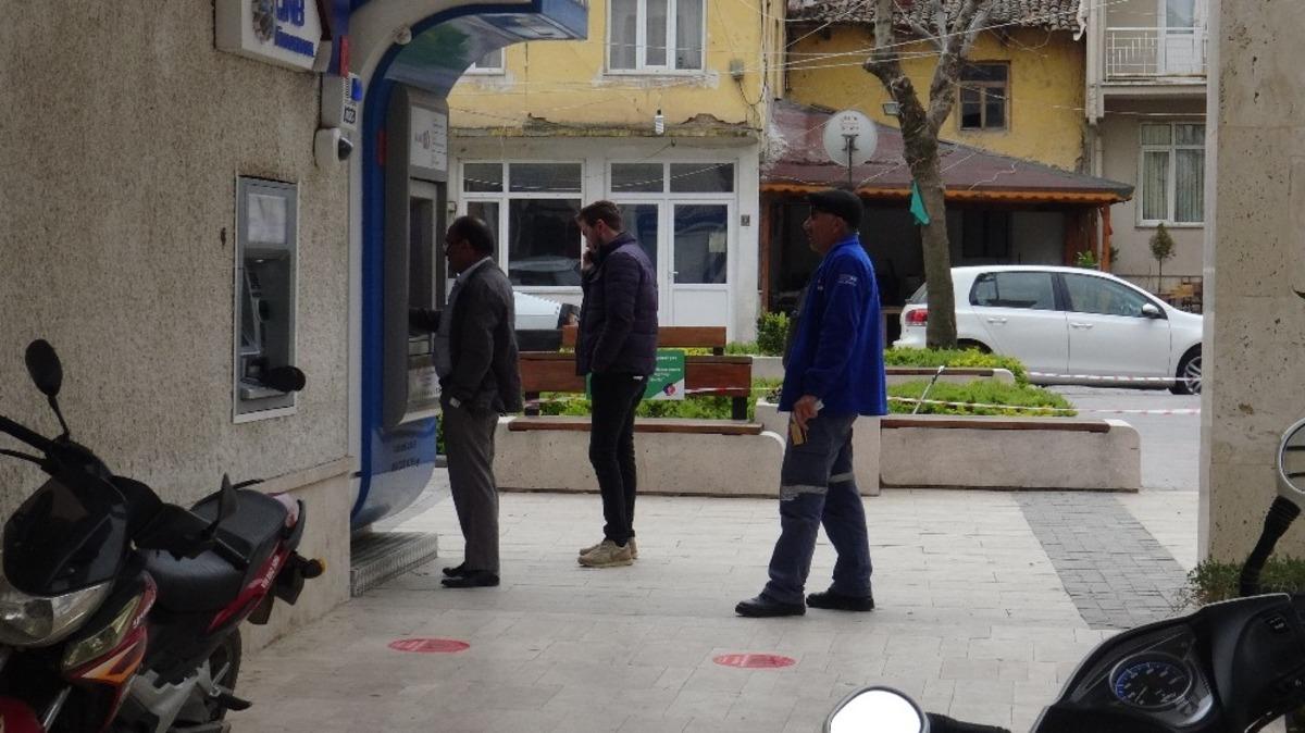 Sındırgı&rsquo;da toplu kullanım alanlarına sosyal mesafe etiketi