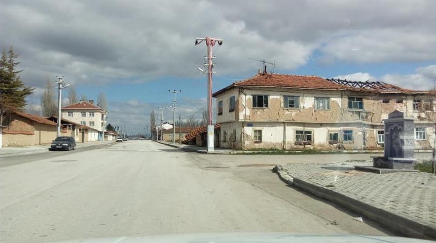 Aslanapa, 20 yaş sokağa &ccedil;ıkma yasağı ile birlikte evlere kapandı