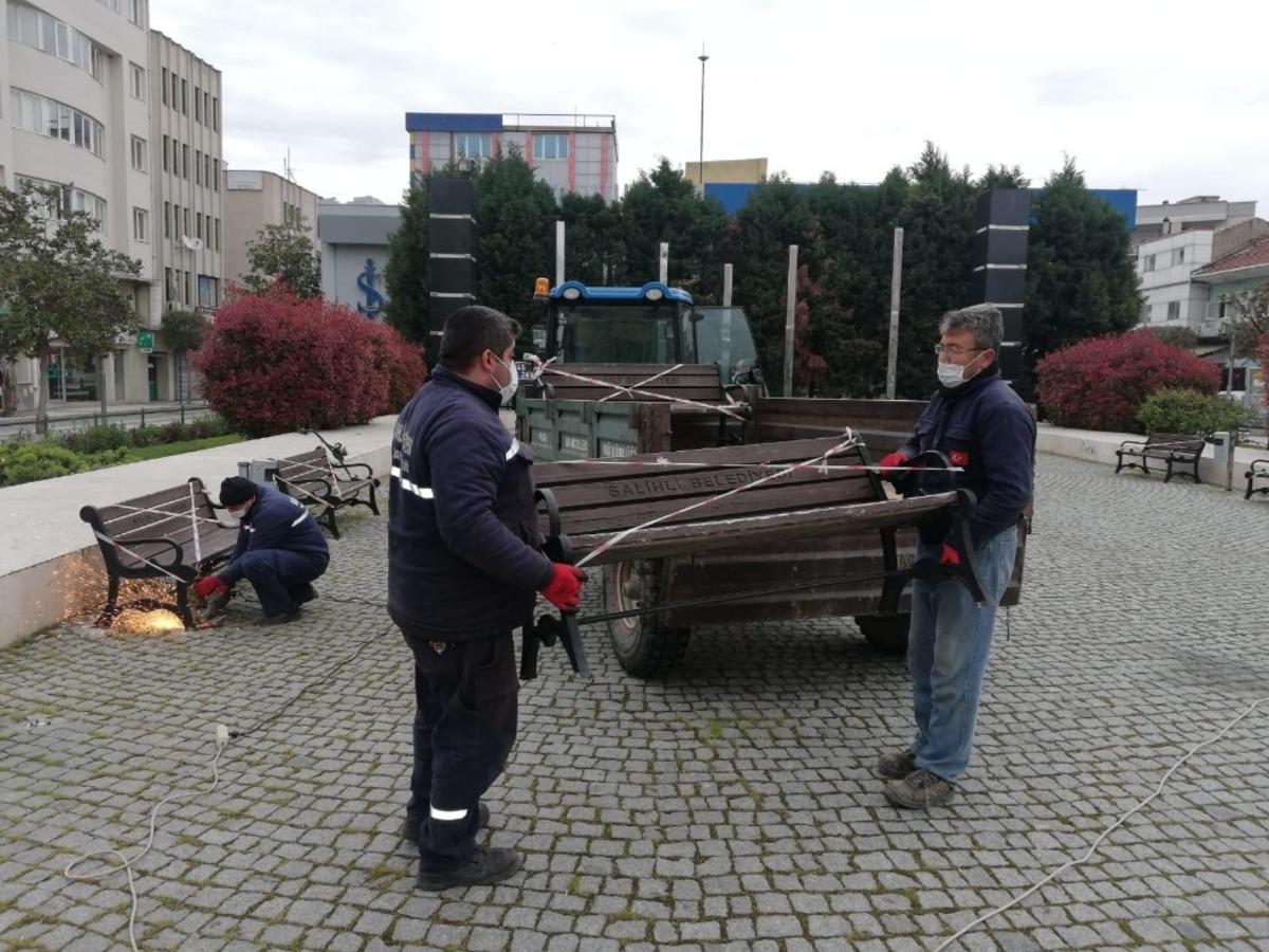 Salihli&rsquo;de meydanlardaki banklar s&ouml;k&uuml;ld&uuml;