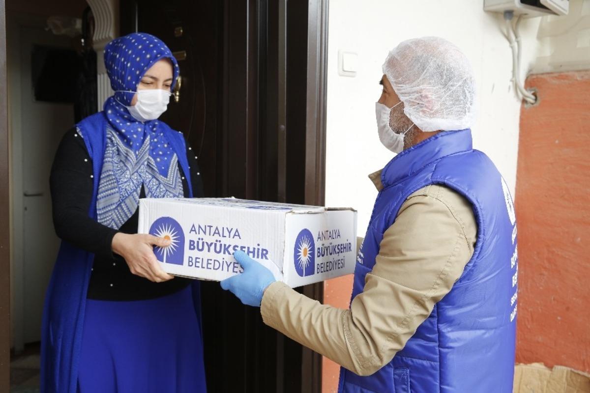 Bir aylık gıda yardımları evlere teslim ediliyor