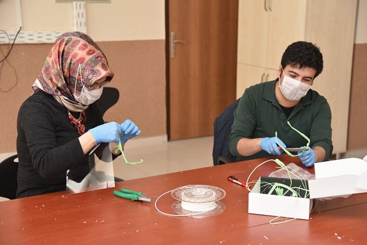 KM&Uuml;&rsquo;den sağlık &ccedil;alışanları i&ccedil;in y&uuml;z koruyucu şeffaf siperlik