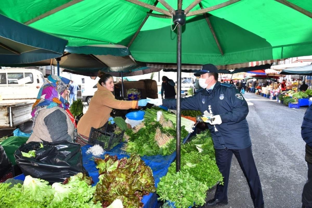 Trabzon&rsquo;da pazar yerinde bedava maske dağıtıldı