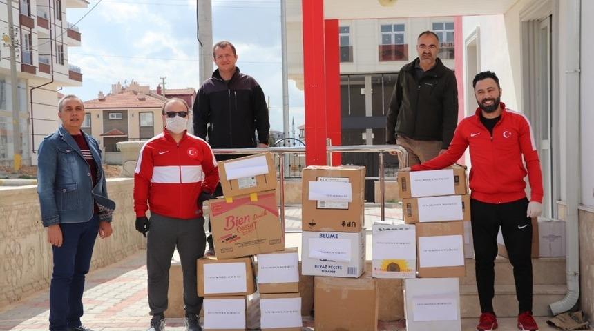 Karaman&rsquo;da antren&ouml;rlerden sokağa &ccedil;ıkamayan yaşlılara gıda paketi yardımı
