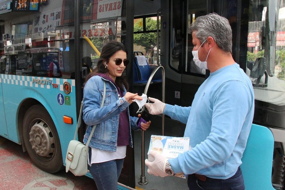 Antalya&rsquo;da toplu taşımayı kullananlara &uuml;cretsiz maske dağıtılıyor