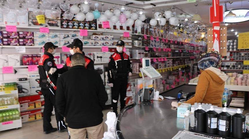 Polisler, minib&uuml;s, market ve 20 yaş altı denetim yaptı