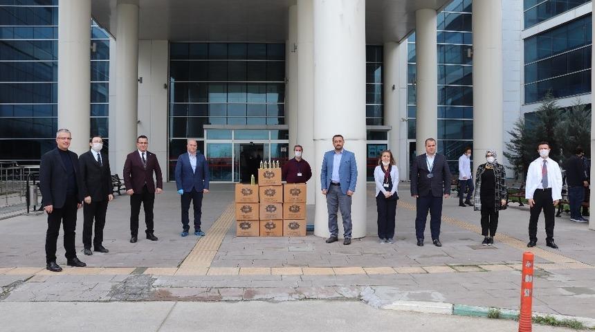 İş adamlarından sağlıkçılara kolonya desteği
