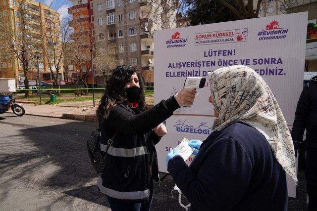 Büyükşehir Belediyesi semt pazarlarında maske ve eldiven denetimini sürdürüyor