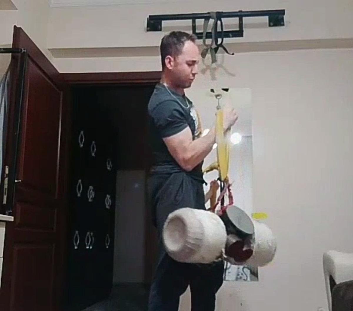 Bilek G&uuml;reş&ccedil;iler, evlerinin &ccedil;atılarında &ccedil;alışıyorlar