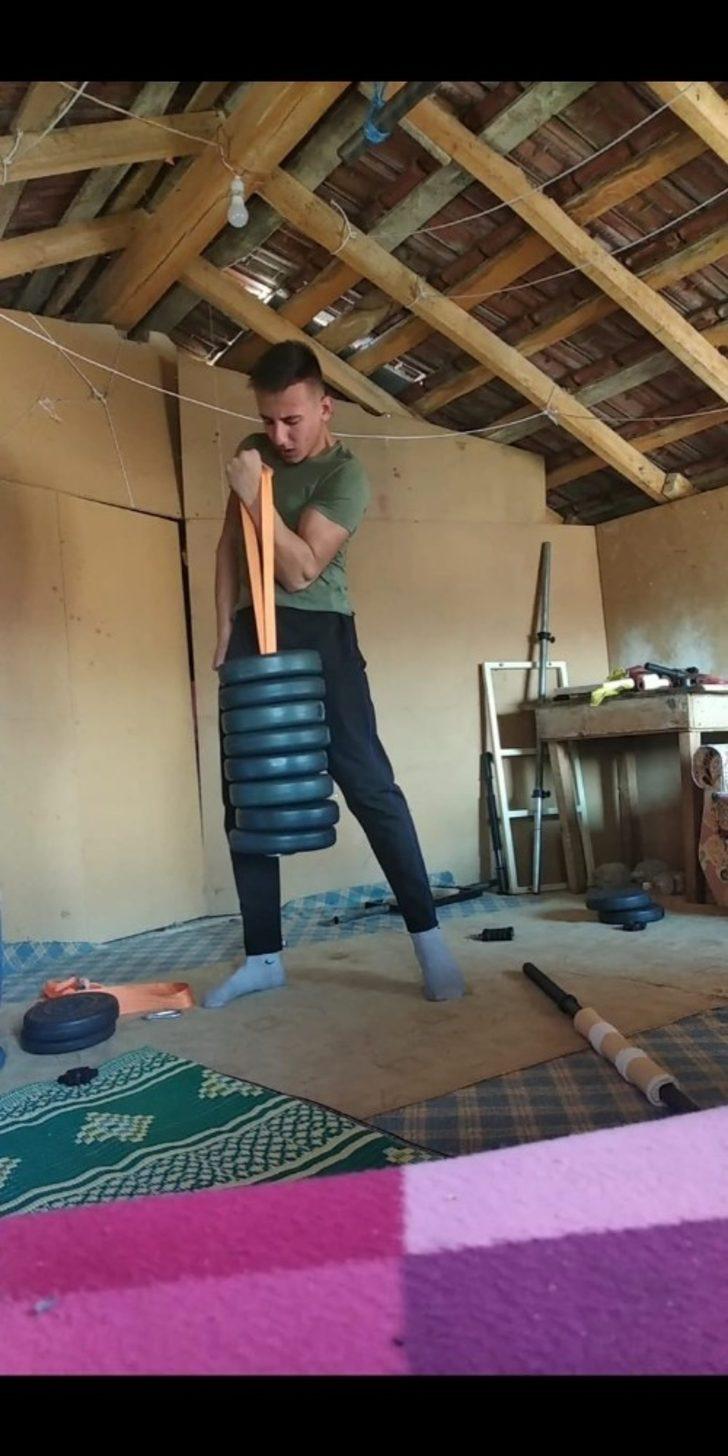 Bilek Güreşçiler, evlerinin çatılarında çalışıyorlar G3