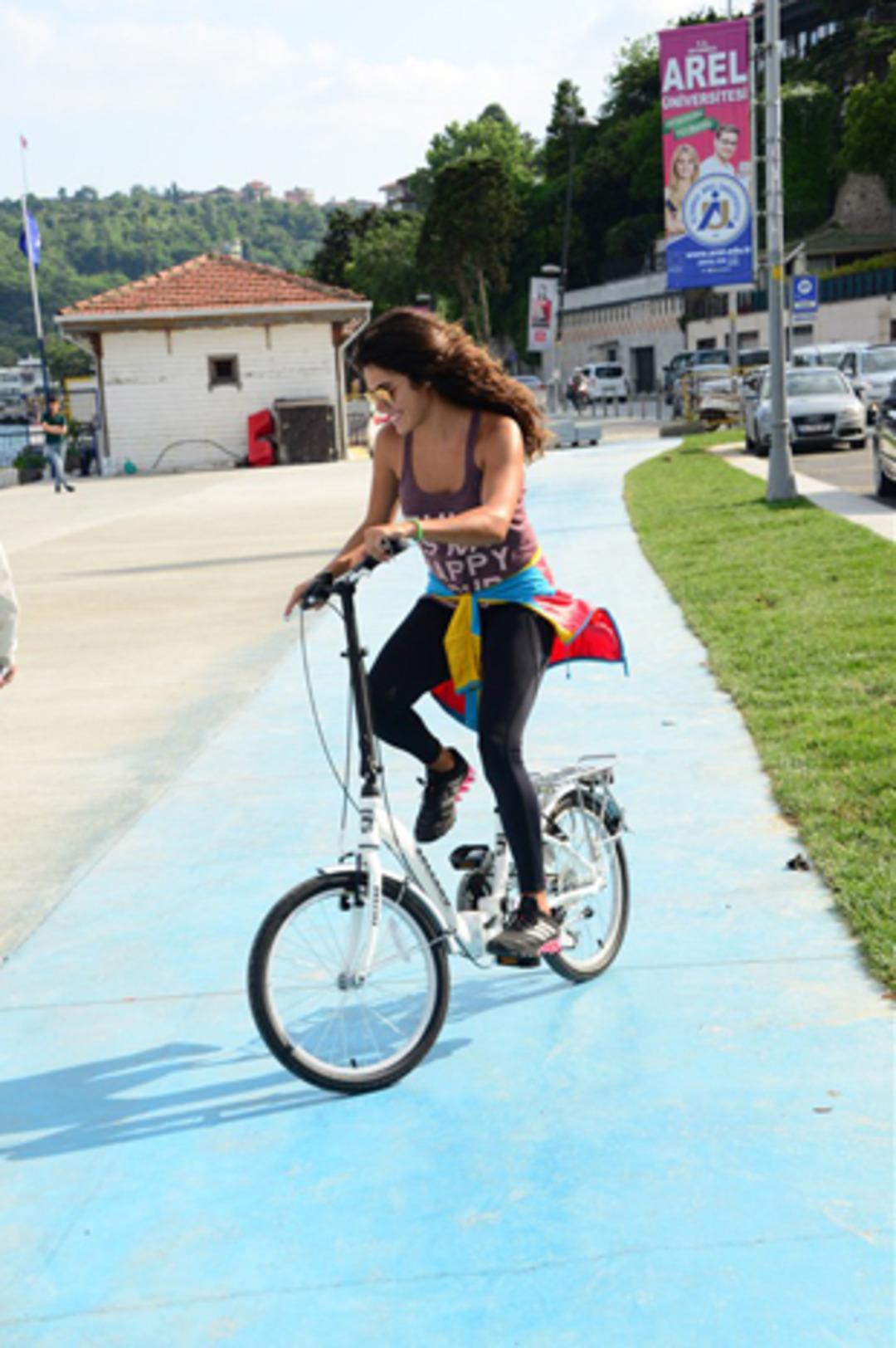 Serenay Aktaş Bebek'te bisiklet s&uuml;rd&uuml;