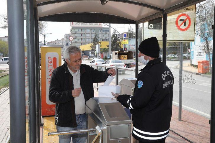 Toplu ulaşım araçlarını kullananlara maske G1