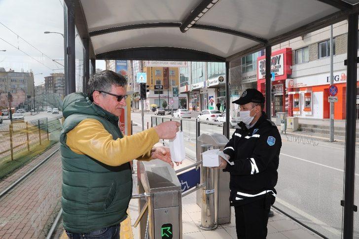 Toplu ulaşım araçlarını kullananlara maske G4