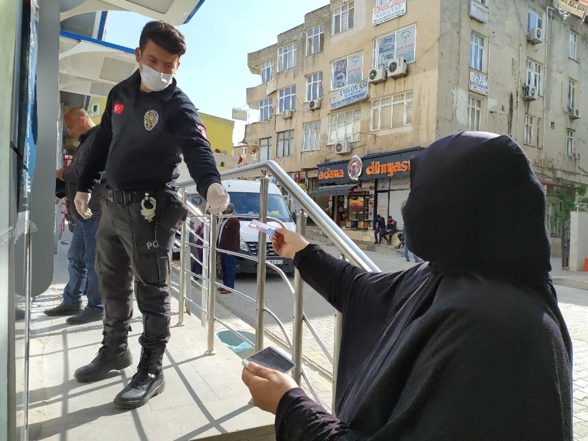 Polisten, Suriyeli vatandaşlara ATM desteği