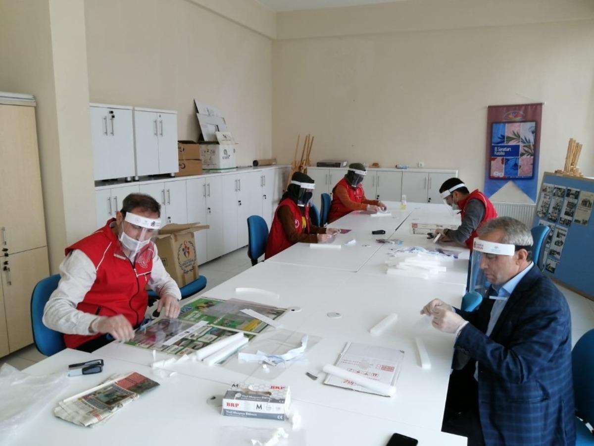 Sungurlu Gen&ccedil;lik Merkezi&rsquo;nde maske mesaisi