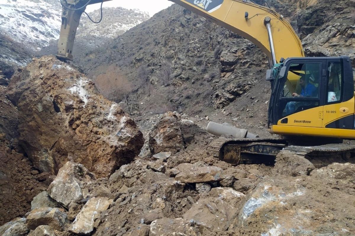 Dev kaya par&ccedil;ası yolu kapattı