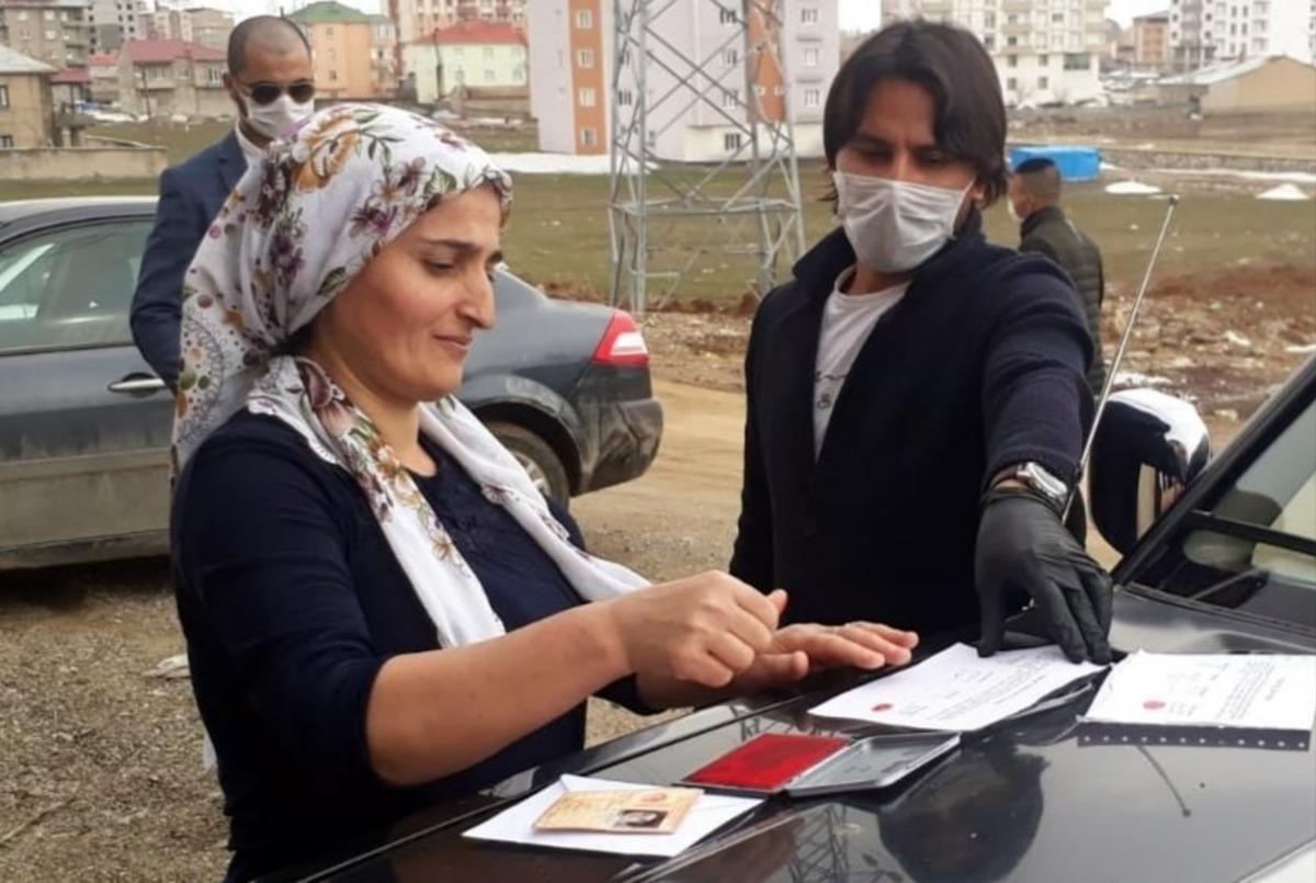 Y&uuml;ksekova&rsquo;da bin TL&rsquo;lik yardımlar hak sahiplerine ulaştırılıyor