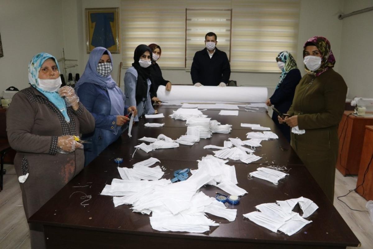 Karak&ouml;pr&uuml; Belediyesi sağlık &ccedil;alışanları i&ccedil;in maske &uuml;retiyor