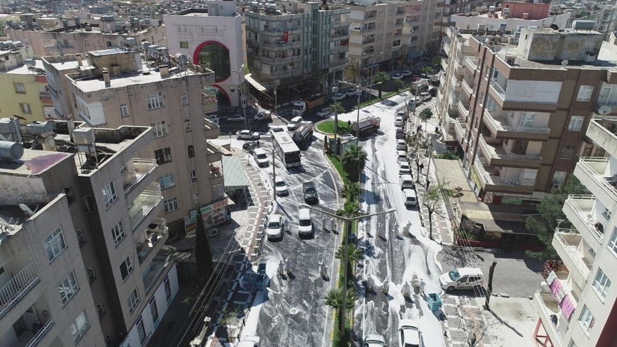 Şanlıurfa&rsquo;da korona vir&uuml;se karşı dezenfekte &ccedil;alışmaları devam ediyor