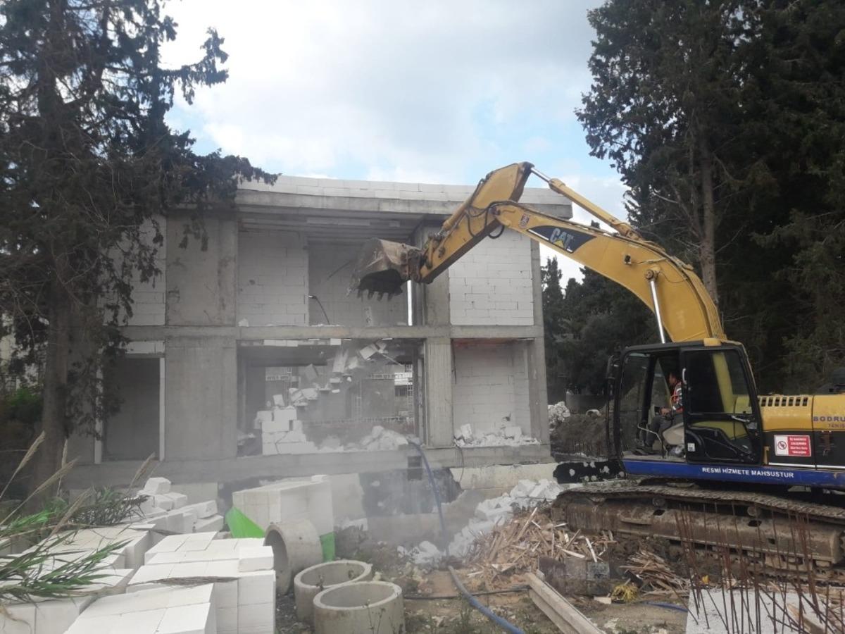 Ka&ccedil;ak yapılarda yıkım devam ediyor